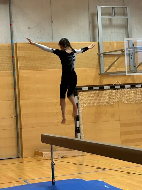 Mit viel Einsatz und Konzentration zeigten die jungen Turnerinnen und Turner ihr Können an den Geräten. | Foto: Karin Vierlinger