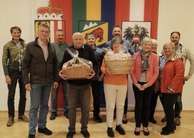 Der neue Vorstand des Verschönerungsverein und Vizebürgermeister Gernot Winterauer bedankt sich bei Ilse Hubeny und Gerhard Lipovec (Bildmitte) für ihre langjährige Tätigkeit. | Foto: Verschönerungsverein Obertraun