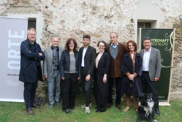 Gruppenbild mit allen Gesprächsteilnehmern bei der Ausstellungseröffnung.