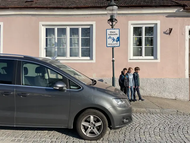 Elternhaltestelle in Maissau - Kinder gehen das letzte Stück zur Schule gemeinsam zu Fuß. | Foto: Stadtgemeinde Maissau