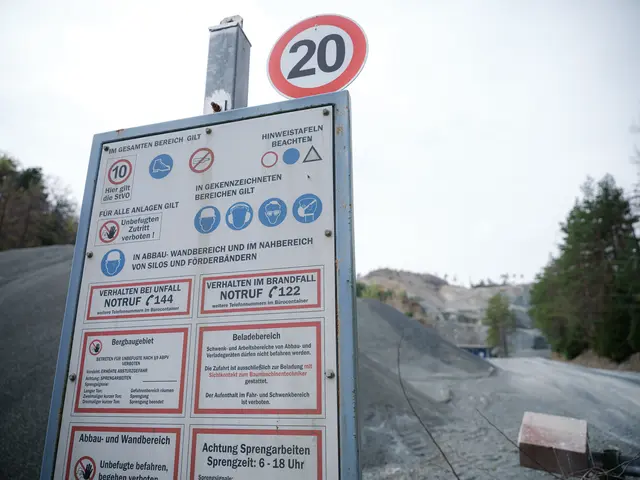 Das Schild weist auf die Schutzmaskenpflicht im Steinbruch hin. | Foto: Mitja Kobal / Greenpeace