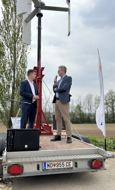 Michael Strudler und Michael Hannesschläger mit einem zweiten, mobilen Prototypen am Hänger.  | Foto: MeinBezirk/Birgit Bachhofner