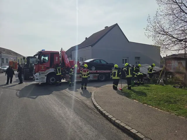 Das Wartehäuschen wurde schwer beschädigt und vollständig umgerissen. | Foto: FF Wullersdorf
