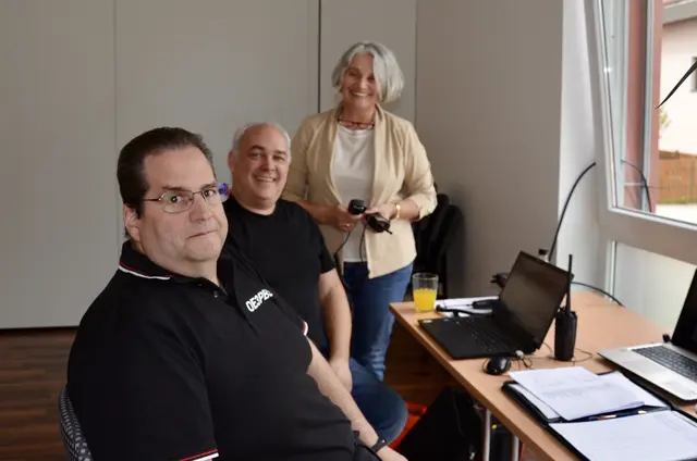 Eine Station davon in Warth mit Bürgermeisterin Michaela Walla und Bernhard Peinsipp (Bezirksleiterstellvertreter ADL 324) und Funkamateur Oliver Fritz.
 | Foto: Elisabeth Peinsipp