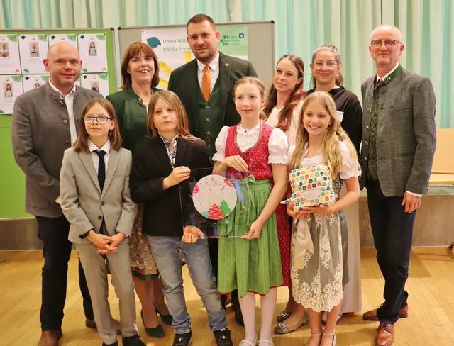 Die Kinderbürgermeister und ihre Stellvertreter mit Vzbgm. Christian Lackner, Vzbgm. Ingrid Baumhackl, Bgm. Matthias Pokorn sowie Kanita Kudic, Sarah Fercher und Werner Muhr vom Jugendausschuss Premstätten. | Foto: Edith Ertl