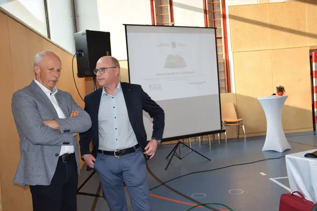 Bgm. Bernd Hermann im Gespräch mit Erich Pilz | Foto: MeinBezirk/Josef Strohmeier
