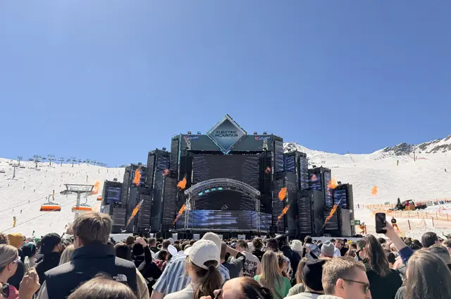 Internationale Acts, Bühnenshow und Sonnenschein. Seit Montag findet das Electric Mountain Festival in Sölden statt.  | Foto: MeinBezirk/SPRENGER