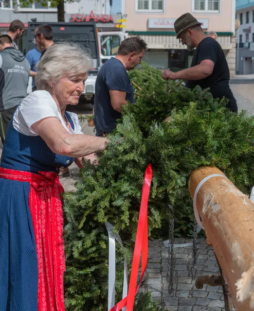 Maibaumaufstellen in KIrchdorf