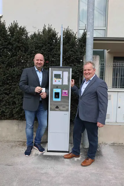 Der dritte Automat geht nun in der Weidlingerstraße 12 in Betrieb