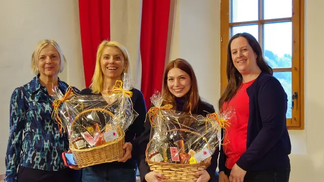 Die Buchautorin und Ernährungsexpertin Ursula Vybiral sowie ihre Geschäftspartnerin Nicole Mayr, Ernährungswissenschafterin und Sportcoach, wurden von der Obfrau der Gesunden Gemeinde, Maria Schmid, herzlich begrüßt.  | Foto: Schmid