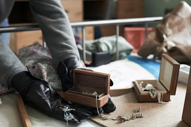 Eine 84-jährige Frau wurde Opfer eines sogenannten Schockanrufs und übergab einem Betrüger Schmuck im Wert von mehreren hunderttausend Euro. | Foto: smarterpix (Symbolbild)