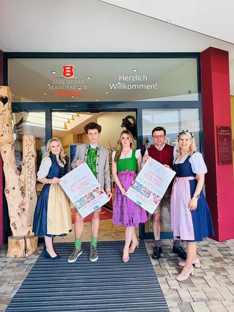 Freuen sich auf die Modeschau: die SchülerInnen Sarah Schmidinger, David Seidl, Katharina Schratt, Max Strohmaier (Alpe Adria Manufaktur Strohmaier) und Nadja Prugger (HLW St.Veit/Glan)  | Foto: HLW  St.Veit/Glan