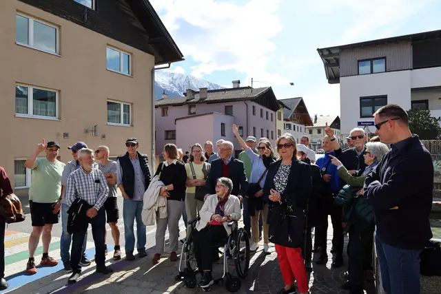 Auf die Frage, wer von der Hebamme Anna Schmied zur Welt gebracht wurde, hoben einige die Hand. | Foto: MG Telfs/Hackl
