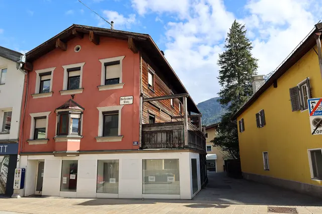 … das historische Schild befindet auf dem roten Gebäude | Foto: MG Telfs/Hackl