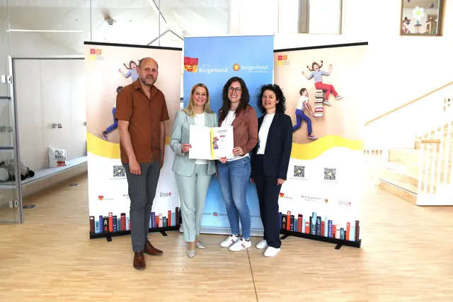 Bildungslandesrätin Daniela Winkler, Daniel Karacsonyi, Projektkoordinator und Christine Schlaffer, SQM für Oberpullendorf bei der Übergabe des Lesegütesiegels an die VS Güttenbach. | Foto: Landesmedienservice Burgenland / Dorothea Müllner-Frühwirth