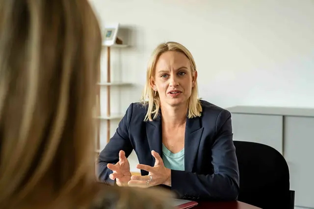 Michaela Schmidt bekundet ihr Beileid.  | Foto: Martin Baumgartner