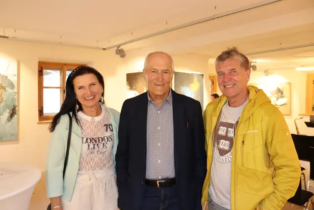 Edith und Markus Heidegger mit dem ausstellenden Künstler und zugleich ihrem ehemaligen Lehrer: Egmont Maier (Mitte).  | Foto: Elisabeth Zangerl