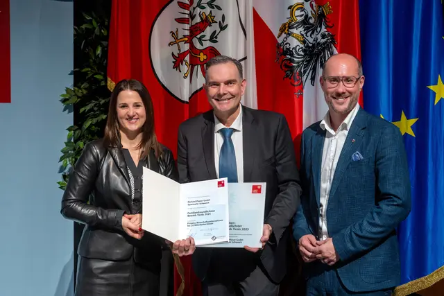 Spar-Kaufmann Richard Planer freut sich gemeinsam mit seinem Team über die Auszeichnung als familienfreundlichster Arbeitgeber. Im Bild mit Familienlandesrätin Astrid Mair und Wirtschaftslandesrat Mario Gerber (re.). | Foto: Spar