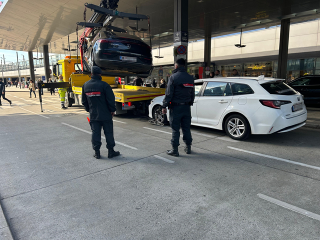 Die Finanzpolizei pfändete bei einer groß angelegten Razzia am Wiener Hauptbahnhof gleich zwei Fahrzeuge. | Foto: BMF/ABB