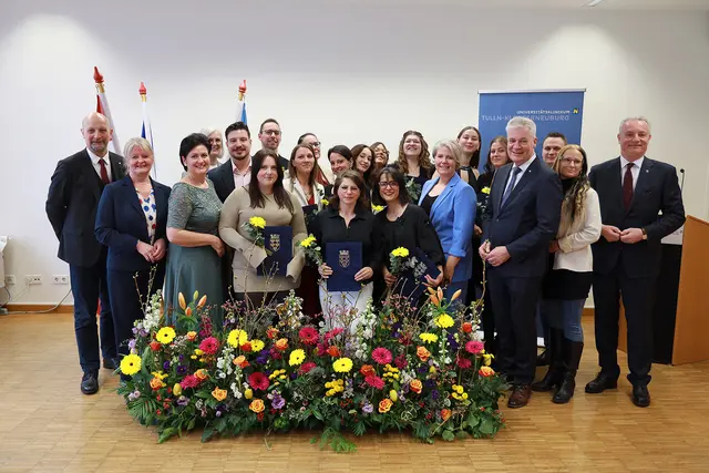 Absolventinnen und Absolventen der Pflegefachassistenzausbildung mit Bezirkshauptmann Mag. Andreas Riemer (1.v.l.), Stadträtin Paula Maringer (2.v.l.), Direktorin Martina Ernegger, MSc (3.v.l.) Pflegedirektorin Cornelia Palmetzhofer, MSc (4.v.l.) NÖ LGA Vorstand Gerhard Dafert (1.v.r), Mag. Astrid Weber (2.v.r.), Landtagsabgeordneter Andreas Bors (3.v.r.) und Landesrat Anton Kasser (4.v.r.). | Foto: Universitätsklinikum Tulln-Klosterneuburg 