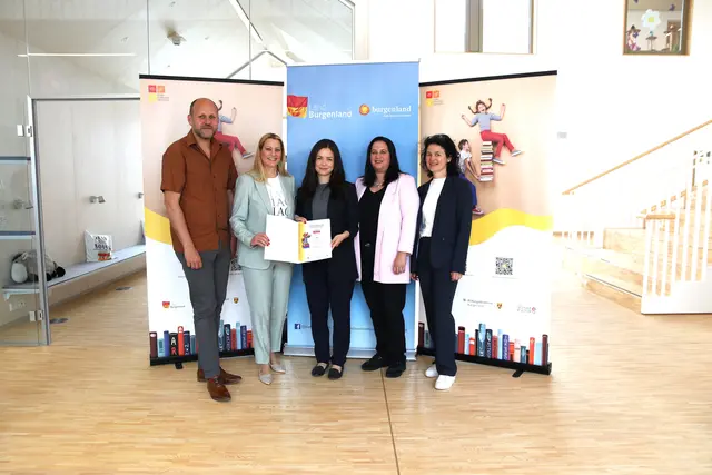 Bildungslandesrätin Daniela Winkler, Daniel Karacsonyi, Projektkoordinator und Christine Schlaffer, SQM für Oberpullendorf bei der Übergabe des Lesegütesiegels an die VS Oberpetersdorf. | Foto: Landesmedienservice Burgenland / Dorothea Müllner-Frühwirth