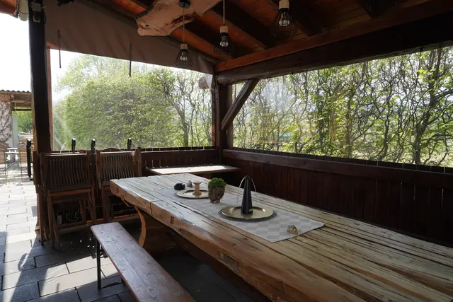 Auch einen überdachten Außenbereich gibt es. | Foto: MeinBezirk / Jennifer Flechl