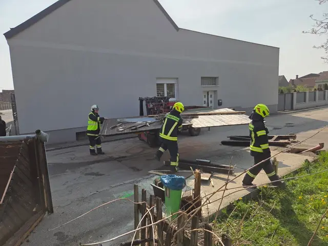 Mithilfe eines Staplers wurde das zerstörte Wartehäuschen von der Straße entfernt. | Foto: FF Wullersdorf