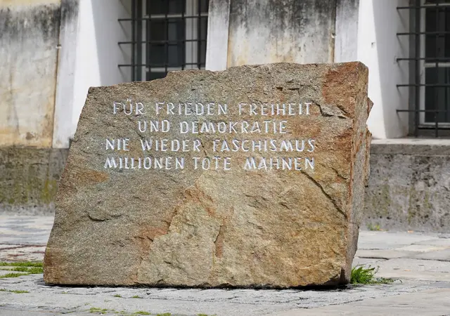 Der Mahnstein – und im Hintergrund die alte Fassade des ehemaligen "Hitler Hauses". Nach Umgestaltung des Geburtshauses soll nichts mehr daran erinnern. | Foto: Daniel Scharinger/Archiv
