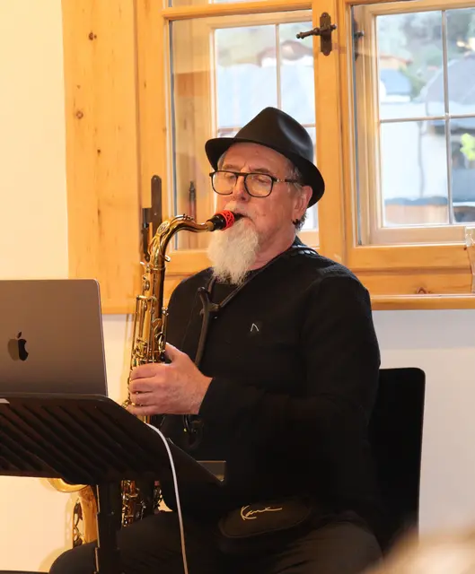Otti Falch umrahmte die Vernissage auf seinem Saxophon.  | Foto: Elisabeth Zangerl