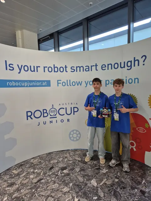 Oliver Bauer (li) und Benjamin Dissauer wurden bei den RoboCupJunior Austrian Open in Innsbruck Staatsmeister | Foto: privat