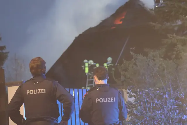 Der Großbrand am Dienstag forderte die Einsatzkräfte und die Polizeibeamten unterstützten tatkräftig. | Foto: FF WRN