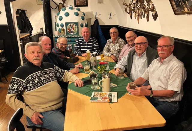 Nach 50 Jahren am selben Tisch in der "Bums'n" –  v. l.: Alfred Loidolt, Rudolf Schneebauer, Herbert Mayr, Franz Gruber, Karl Springer, Hans und Peter Panholzer sowie Hansi Furtner. | Foto: Gruber
