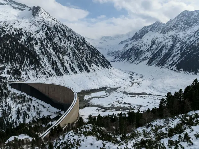 Tirol: Einen seltenen Anblick bietet die Entleerung des Speichers Schlegeis mit einer 725 Meter langen und 131 Meter hohen Staumauer im Zillertal. Er gehört zu den größten Stauseen Österreichs und verfügt über ein Speichervolumen von 126,5 Millionen m³ Wasser bei einer maximalen Tiefe von rund 116 Metern. Um den sicheren Betrieb zu gewährleisten, muss er gemäß Auflage der Wasserrechtsbehörde in festgelegten mehrjährigen Intervallen entleert werden. In Tirol betreibt Verbund mit 110 Mitarbeitern zwölf Wasserkraftwerke mit einer installierten Leistung von 1322 Megawatt und einer Jahreserzeugung von 1.908 Gigawattsstunden – davon fünf (Pump-)Speicher- und sieben Laufkraftwerke. | Foto: Verbund