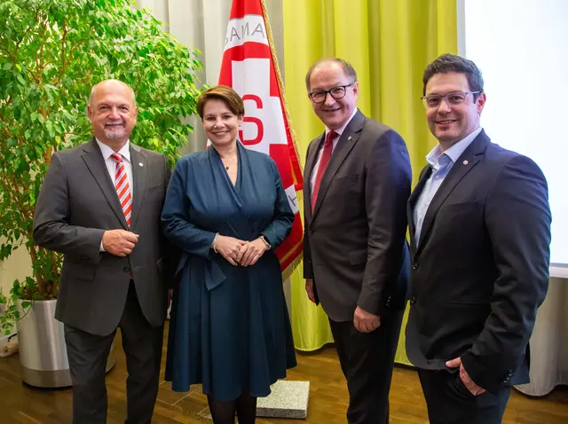 Von links: Samariterbund OÖ-Landespräsident Günther Erhartmaier, Landtagsabgeordnete und Landessprecher-Stv.in Dagmar Engl (Grüne), Landesrat und Landesparteivorsitzender Martin Winkler (SPÖ) und Samariterbund OÖ-Vizepräsident Wolfgang Steiner. | Foto: Samariterbund Linz/Gunnar Schmid