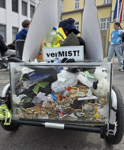 Schülerinnen und Schüler der Polytechnischen Schule Leibnitz sammelten gemeinsam mit den Omas for Future zahlreiche Zigarettenstummel im Stadtgebiet. | Foto: Omas für Future/Stangl