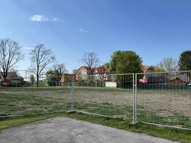 Die Bauzäune am Gelände der MS Dr. Renner stehen bereits.  | Foto: MeinBezirk/Antonia Unterholzer