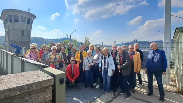 Wiener Neustadts Pensionisten erkundeten ältestes Donaukraftwerk in Ybbs