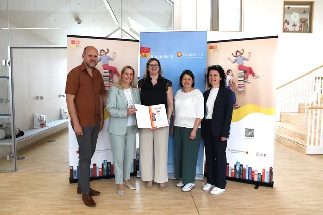 Bildungslandesrätin Daniela Winkler, Daniel Karacsonyi, Projektkoordinator und Christine Schlaffer, SQM für Oberpullendorf bei der Übergabe des Lesegütesiegels an die Sonderschule Güssing. | Foto: Landesmedienservice Burgenland / Dorothea Müllner-Frühwirth
