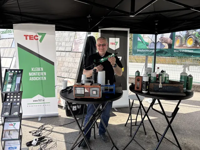Wolfgang Pappenscheller von TEC7 informierte zum Thema kleben, montieren und abdichten. | Foto: Pricken