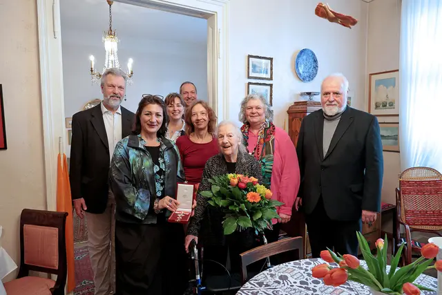 Ursula Kalmann (vorne rechts) nahm die Ehrung im Kreise ihrer Familie und Freunde von Kulturstadträtin Veronika Kaup-Hasler (SPÖ, vorne links) entgegen.  | Foto: Stadt Wien/Martin Votava