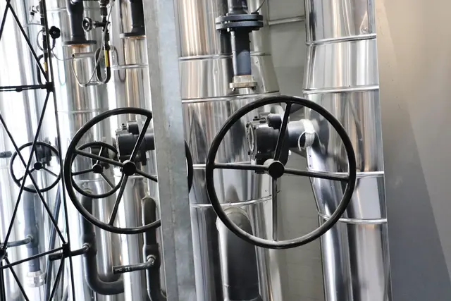 Blick in die moderne Technik des Heizwerkes. Herzstück der Anlage ist ein 4 MW starker Biomasse-Heizkessel des Bärnbacher Unternehmens Binder Energietechnik. Ergänzt wird das System durch eine 6 MW starke Ausfallreserve, die die Wärmeversorgung auch bei Wartungsarbeiten oder in Zeiten besonders hoher Nachfrage absichert. Das Heizwerk ist erweiterbar auf 8 MW Leistung.  | Foto: Edith Ertl