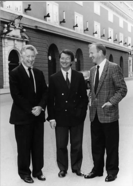 Hans Landesmann, Gerard Mortier und Heinrich Wiesmüller (r.) in der berühmten Gasse von Salzburg.  | Foto: FS/ Helmut Schaffler