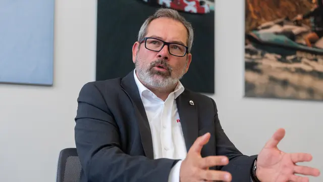 BRP-Rotax-Geschäftsführer Mario Gebetshuber: " Es läuft bei uns am Standort konsequent über eine klare Strategie: Hochtechnologie statt Massenproduktion. Wir positionieren uns als Kompetenzzentrum, das die gesamte Wertschöpfung von der Vorentwicklung bis zum After Sales verantwortet.."  | Foto: MeinBezirk/Thomas Siegl