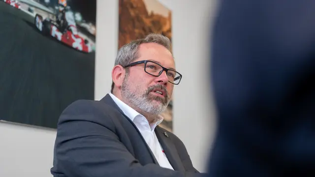 BRP-Rotax-Geschäftsführer Mario Gebetshuber: "Wenn die Leute verstehen, wo es hingeht, und warum man dort hingeht, dann ist die Motivation top." | Foto: MeinBezirk/Thomas Siegl