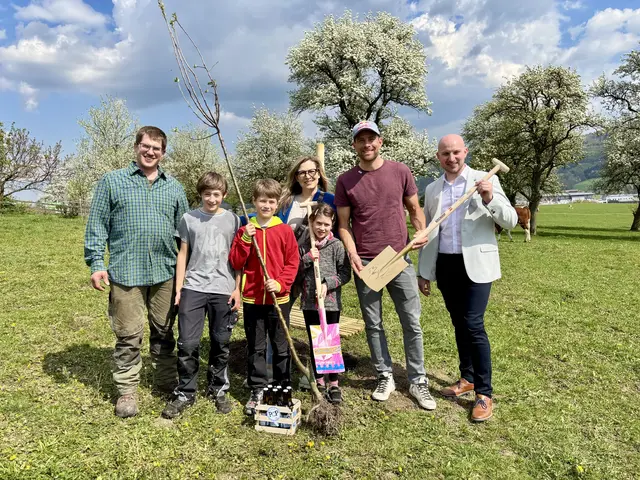Olympiasieger pflanzt Bio-Apfelbaum in Wilhelmsburg