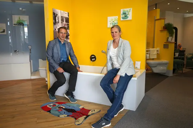 Stephan und Magdalena Varga haben in ihren Firmenräumlichkeiten ein Bäderstudio eingerichtet.  | Foto: MeinBezirk/Elisabeth Kloiber