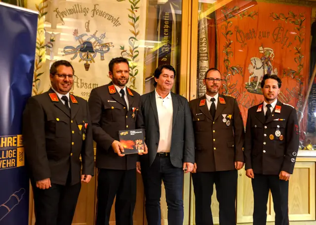 Absamer Feuerwehr präsentiert Chronikbuch voller Geschichte