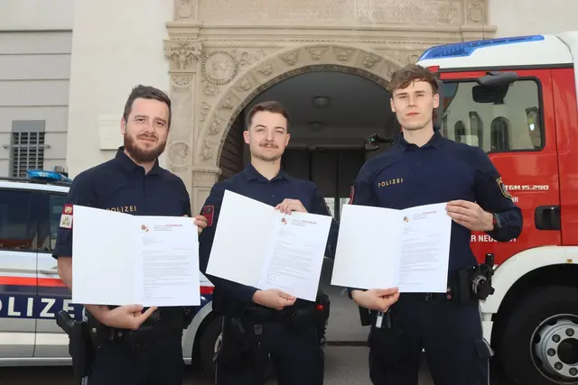 Diese Beamten des Stadtpolizeikommandos Wiener Neustadt wurden für ihren Einsatz beim Brand geehrt. | Foto: FF WRN