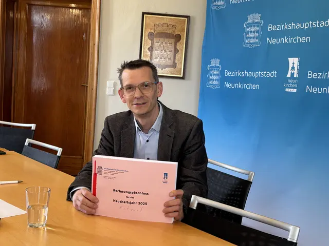Neunkirchens Bürgermeister Peter Teix (ÖVP) mit dem vorläufigen Rechnungsabschluss 2025. | Foto: Zezula