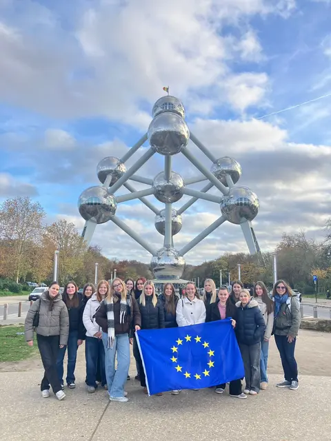 HLW-Schülerinnen auf Reisen - Natürlich wurde auch dem berühmten Atomium in Brüssel ein Besuch abgestattet.  | Foto: HLW St. Veit International